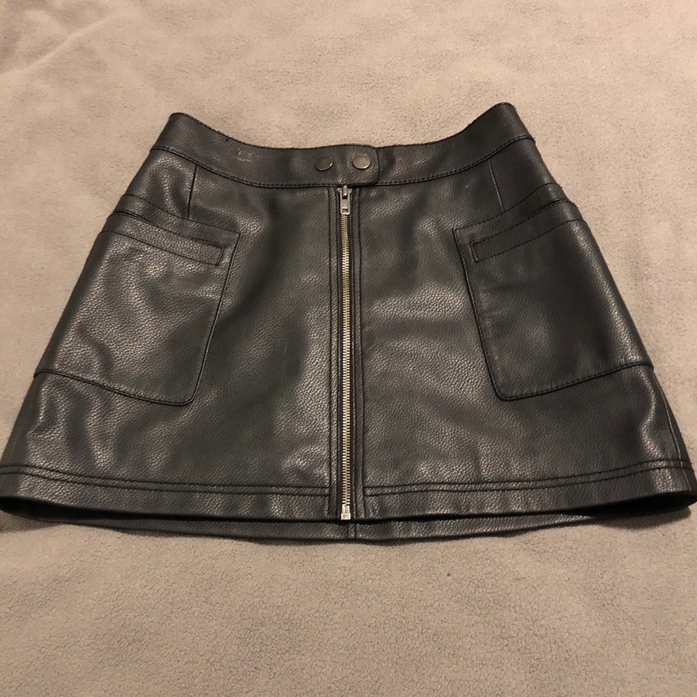 Free People Black Faux Leather Mini Skirt Women's Size 0 Snaps & Zip Up.....